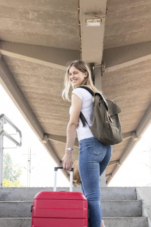 feliz-viajero-sonriendo-en-la-estacion-de-tren